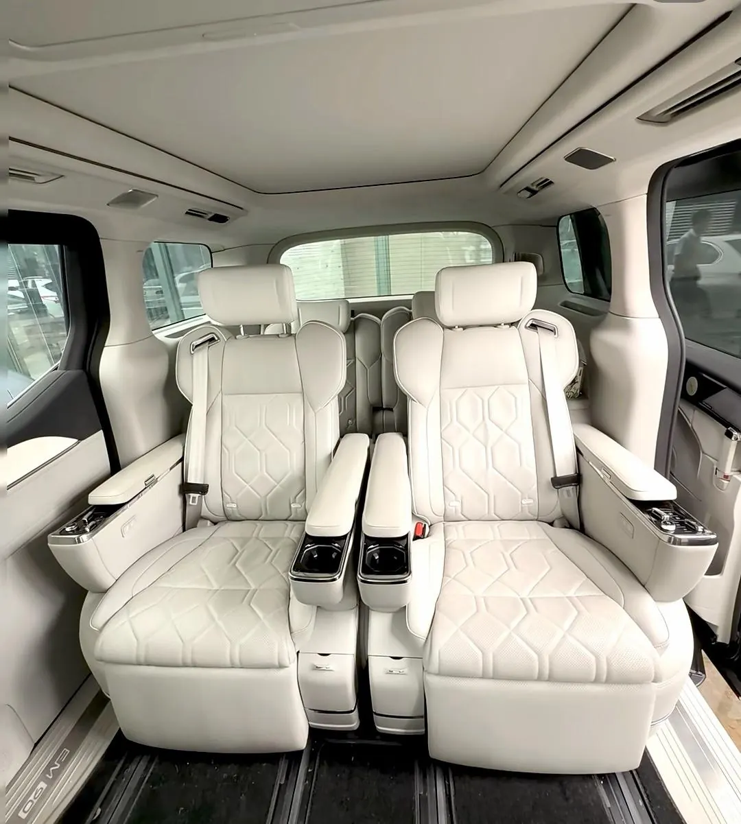 Volvo 2025 EM90 Ultra six-seat automatic gear 10