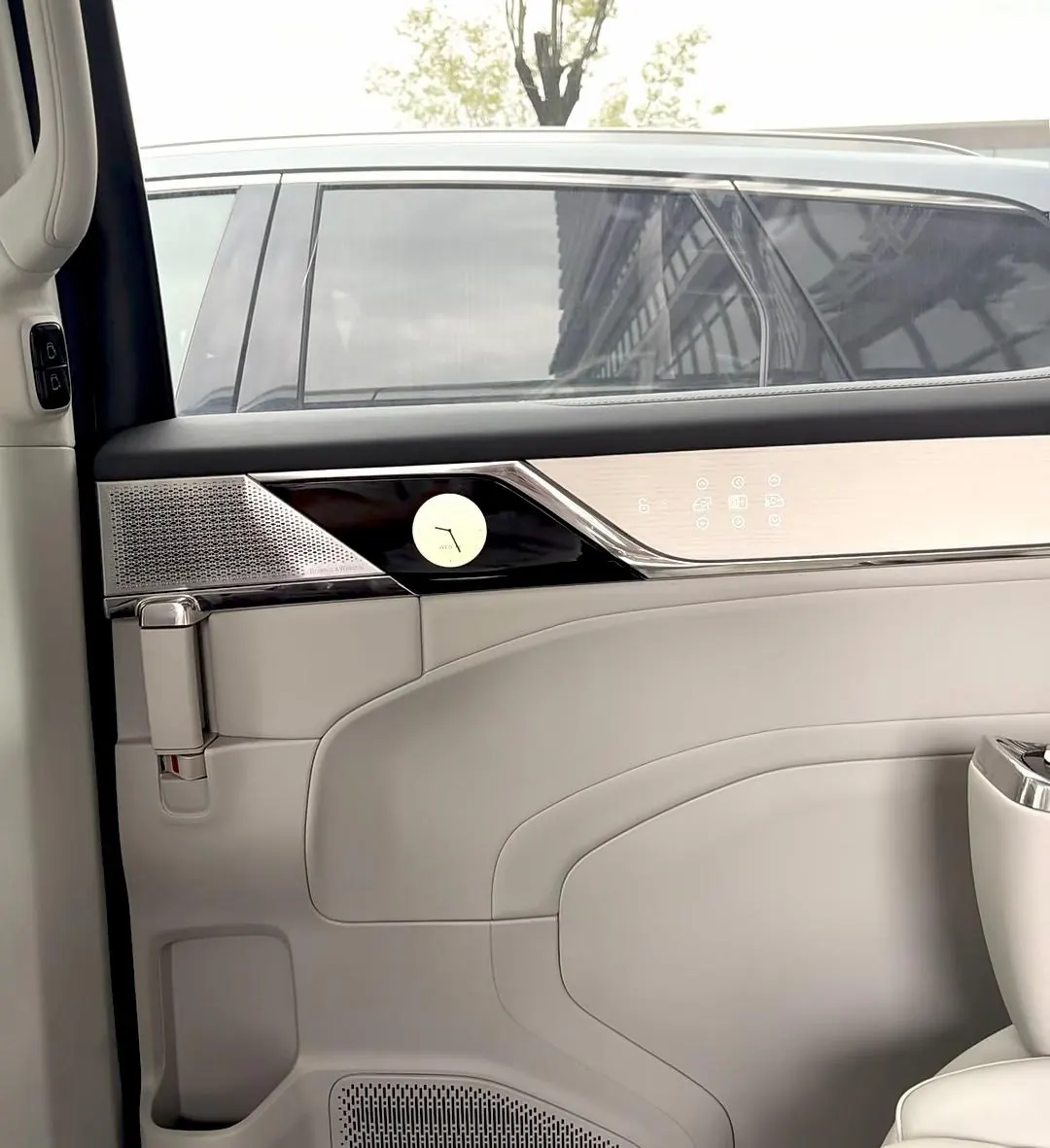 Volvo 2025 EM90 Ultra six-seat automatic gear 11