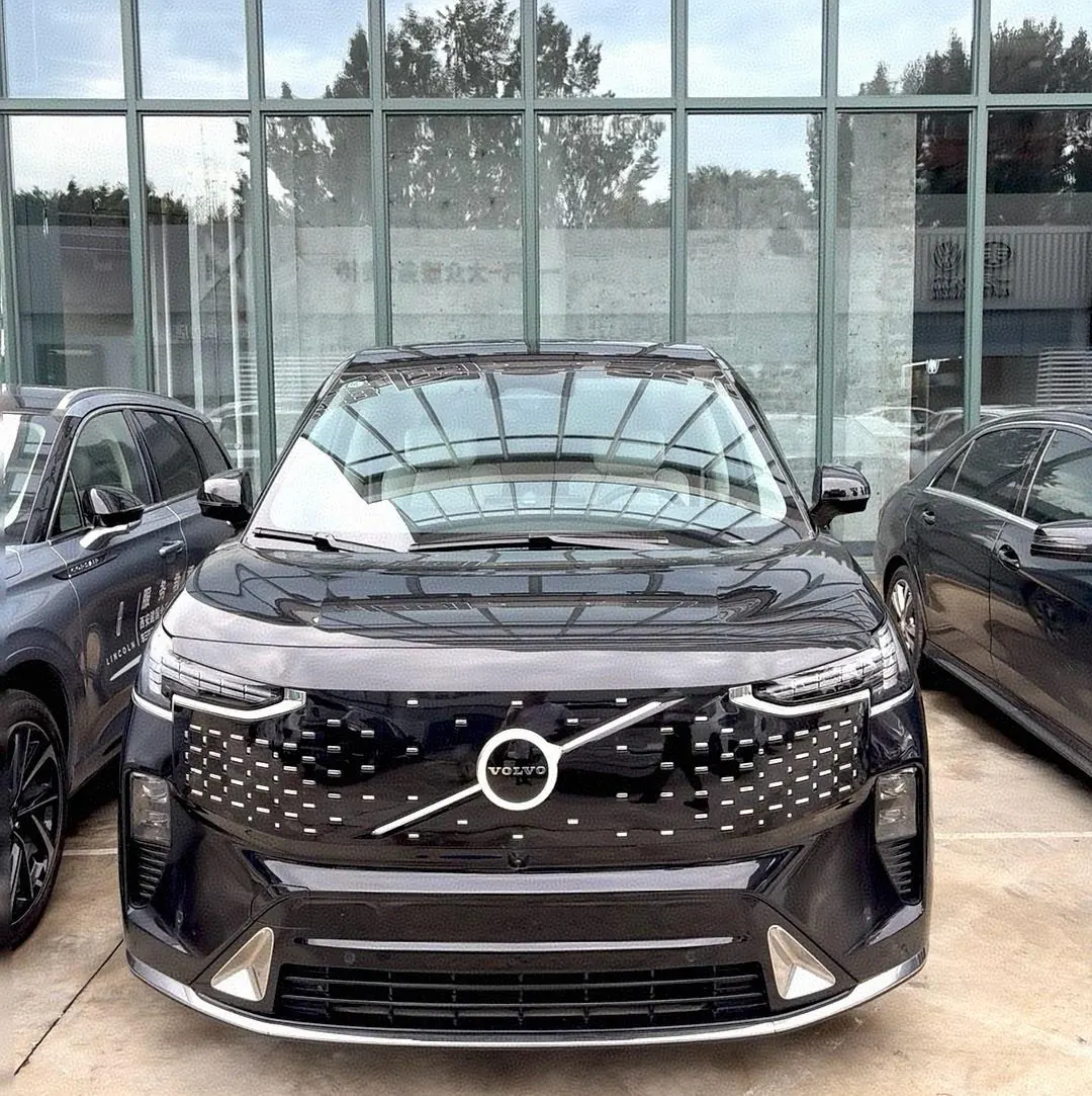 Volvo 2025 EM90 Ultra six-seat automatic gear 2