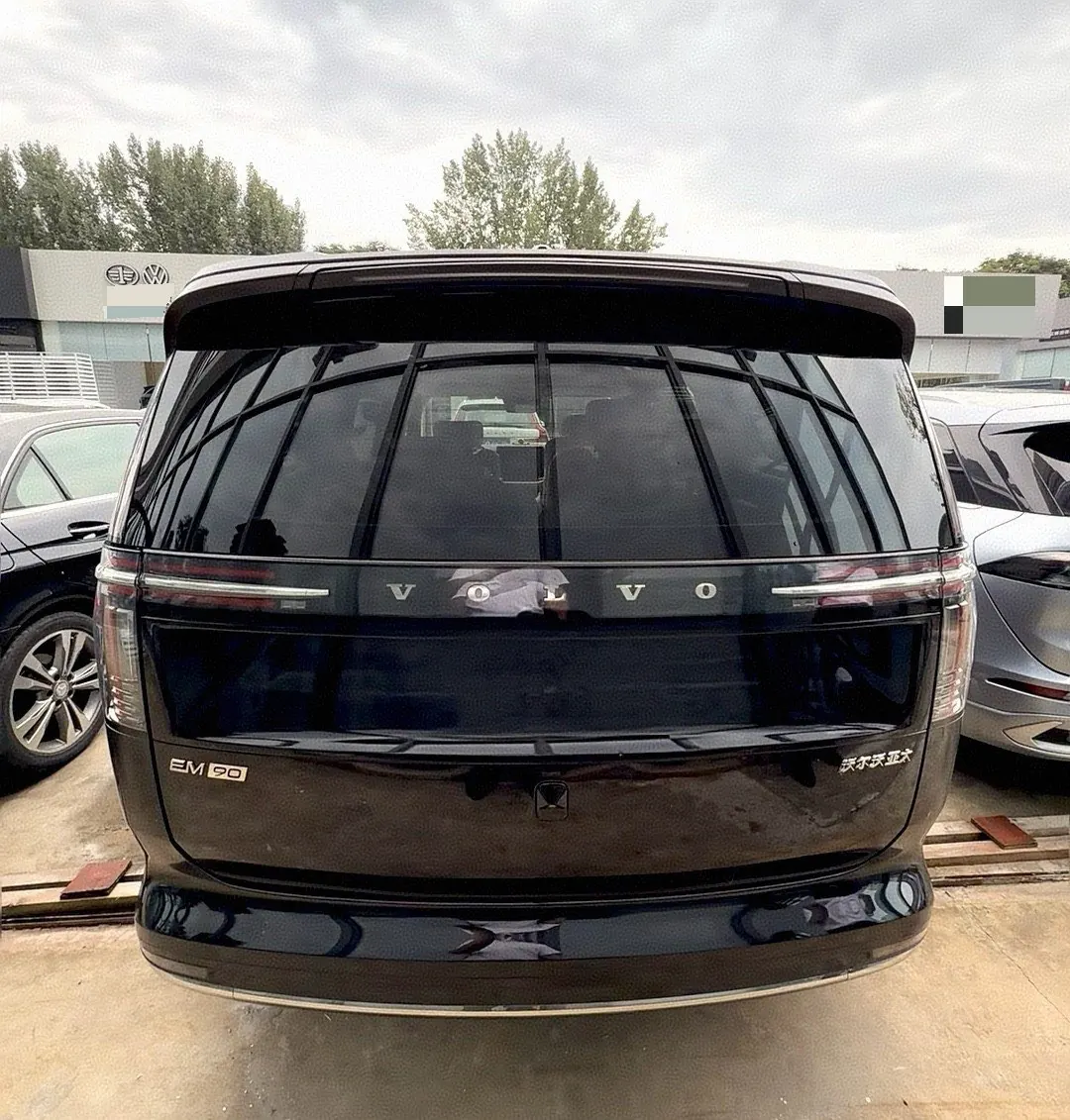Volvo 2025 EM90 Ultra six-seat automatic gear 3