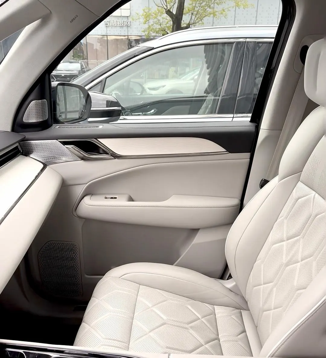 Volvo 2025 EM90 Ultra six-seat automatic gear 4