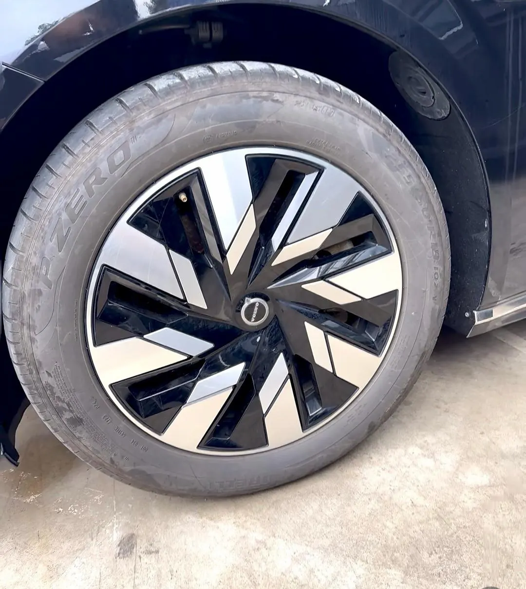 Volvo 2025 EM90 Ultra six-seat automatic gear 5