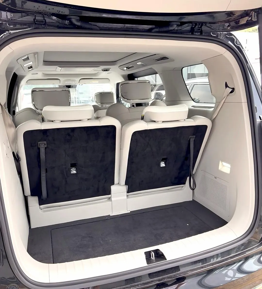 Volvo 2025 EM90 Ultra six-seat automatic gear 7