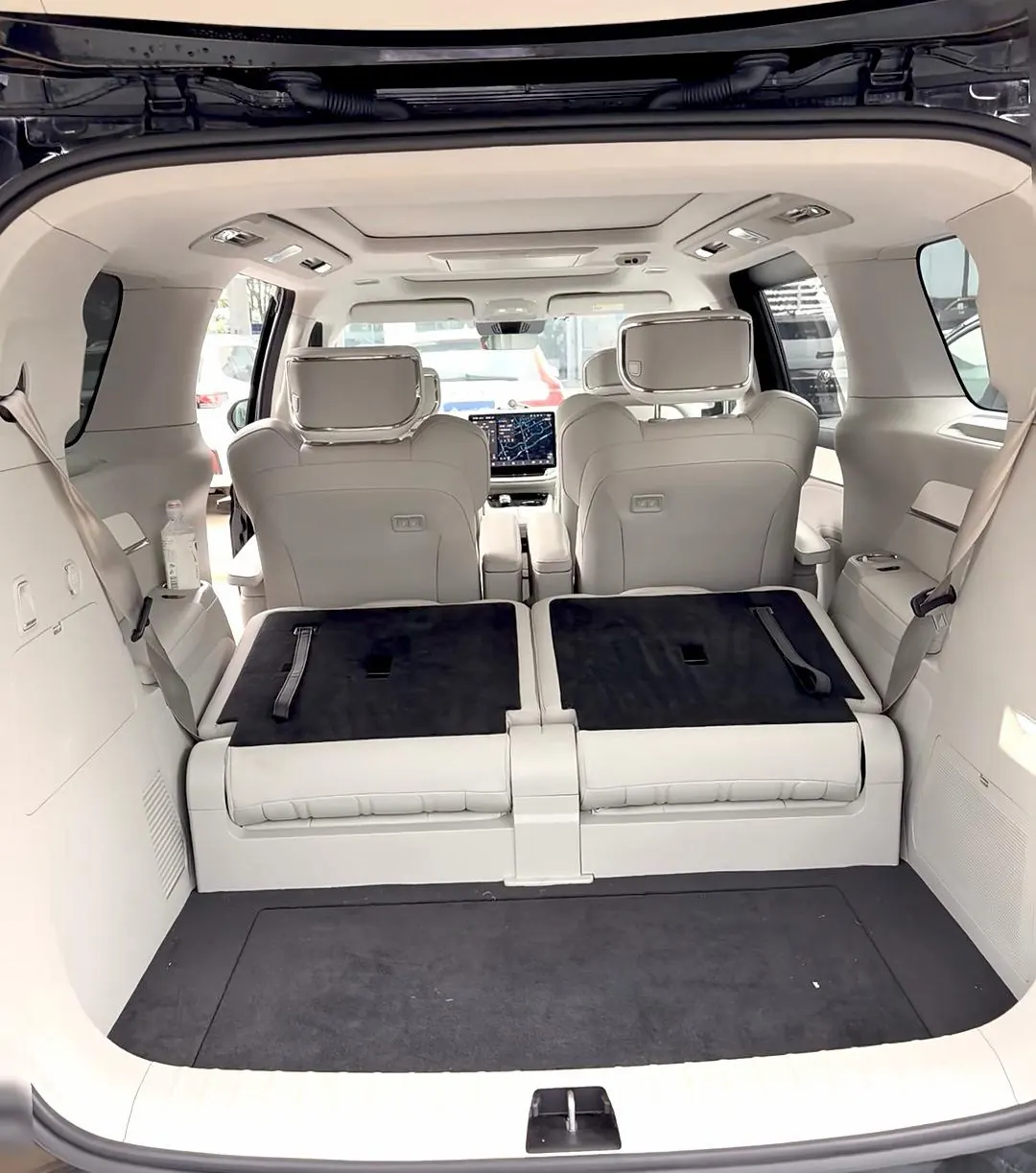 Volvo 2025 EM90 Ultra six-seat automatic gear 9