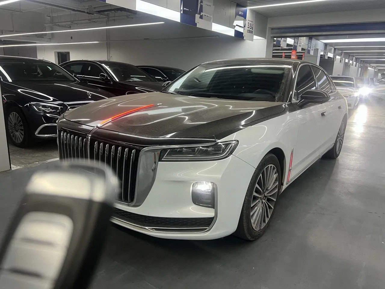 Открыть галерею: HongQi 2022 H9 48V 2.0T Zhilian Flag Edition Automatic Gear