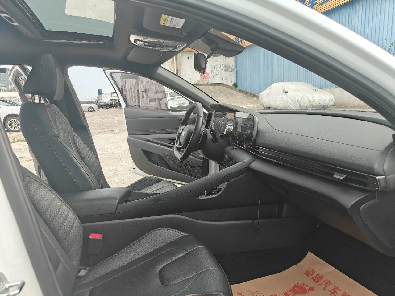 Hyundai 2022 Elantra -3-compartment 1.4TGDi 240TGDi LUX Premium Edition Automatic 13