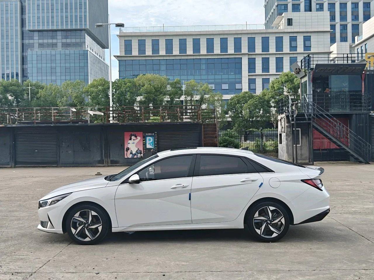 Hyundai 2022 Elantra -3-compartment 1.4TGDi 240TGDi LUX Premium Edition Automatic 4