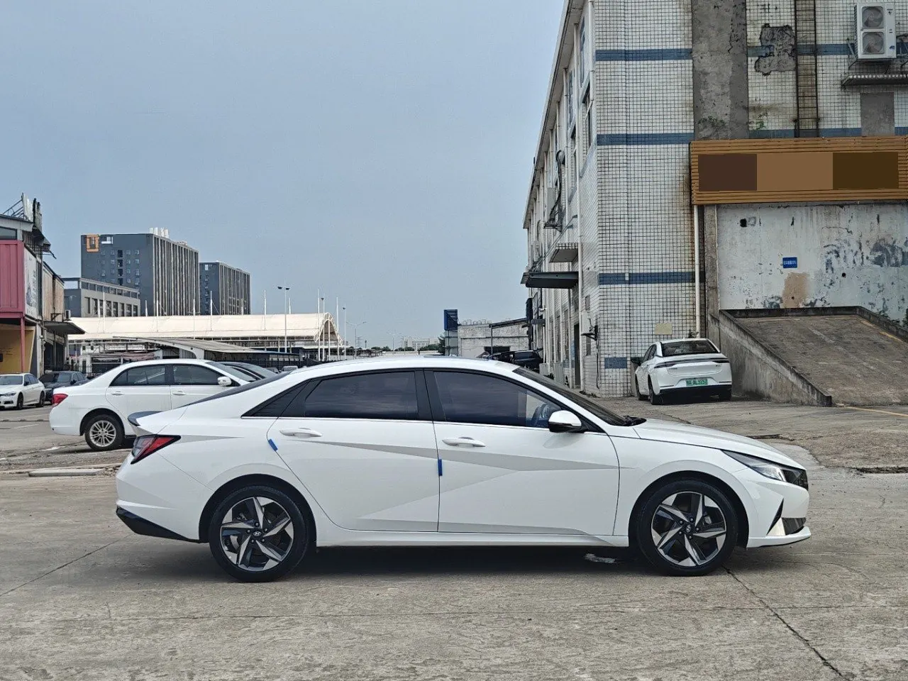 Hyundai 2022 Elantra -3-compartment 1.4TGDi 240TGDi LUX Premium Edition Automatic 8