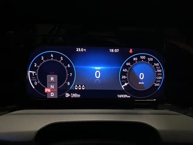Volkswagen 2021 Golf 8 PRO 1.4TSI 280TSI First Edition Automatic 16