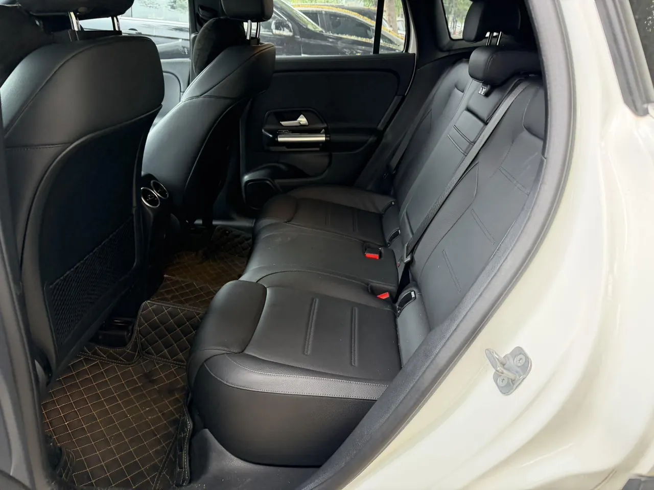 Mercedes Benz 2024 GLA 220 2.0T automatic gear 4