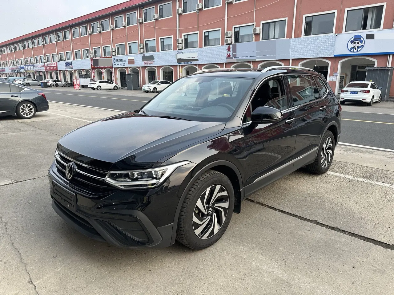 打开图片灯箱:Volkswagen 2024 Tiguan L 1.5TSI 300TSI Front-Wheel-Drive Smart Enjoyment Edition Automatic Transmission