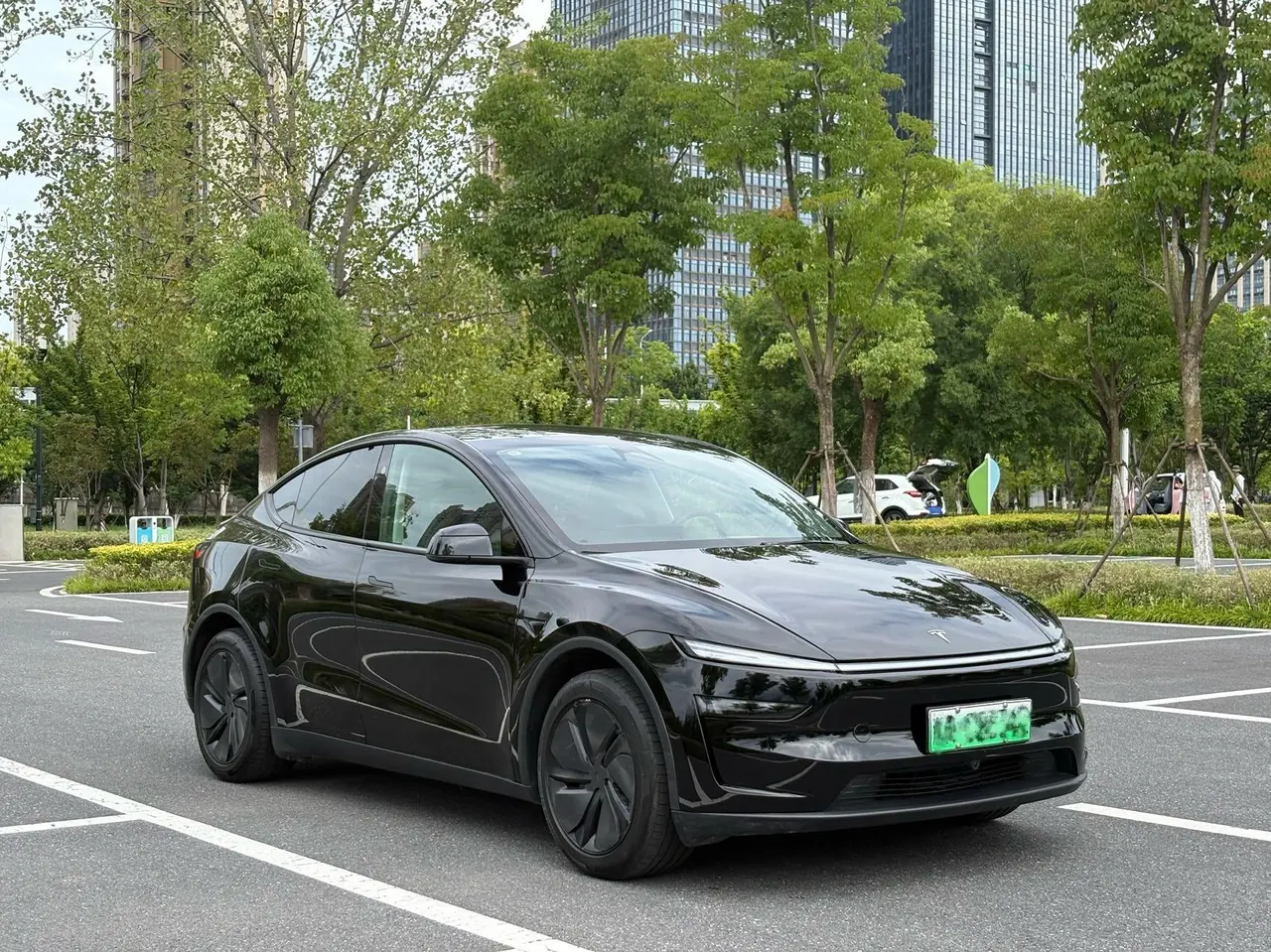 Tesla 2026 Model Y Rear-Wheel-Drive Automatic 3