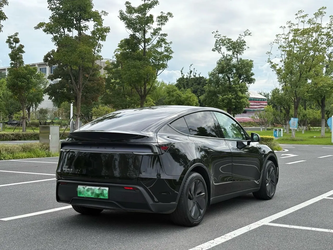 Tesla 2026 Model Y Rear-Wheel-Drive Automatic 4