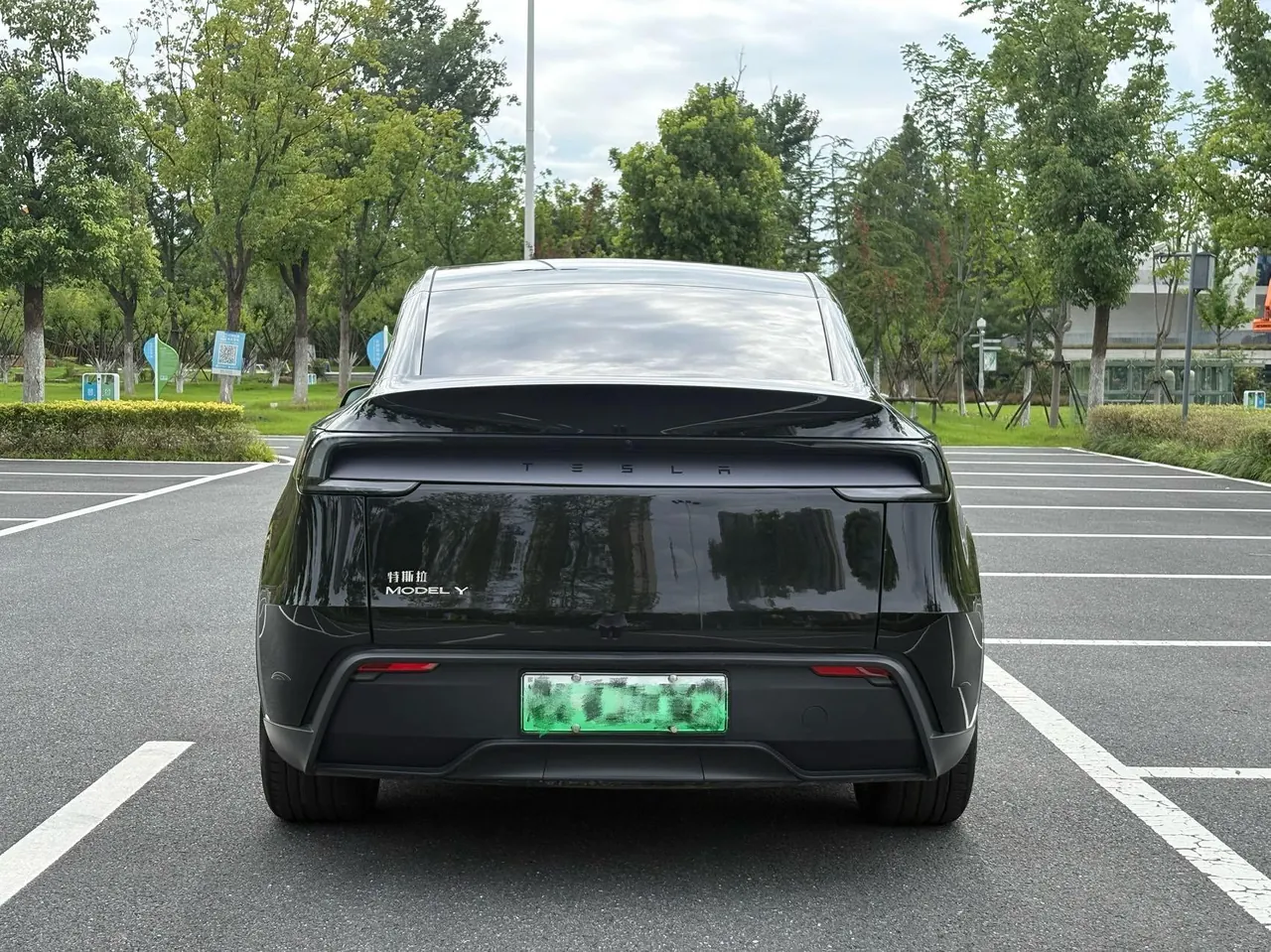 Tesla 2026 Model Y Rear-Wheel-Drive Automatic 5