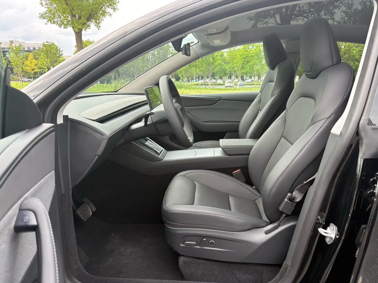 Tesla 2026 Model Y Rear-Wheel-Drive Automatic 8