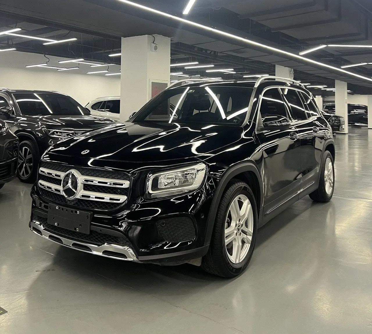 Открыть галерею: Mercedes Benz 2021 GLB 180 1.3T Dynamic Automatic