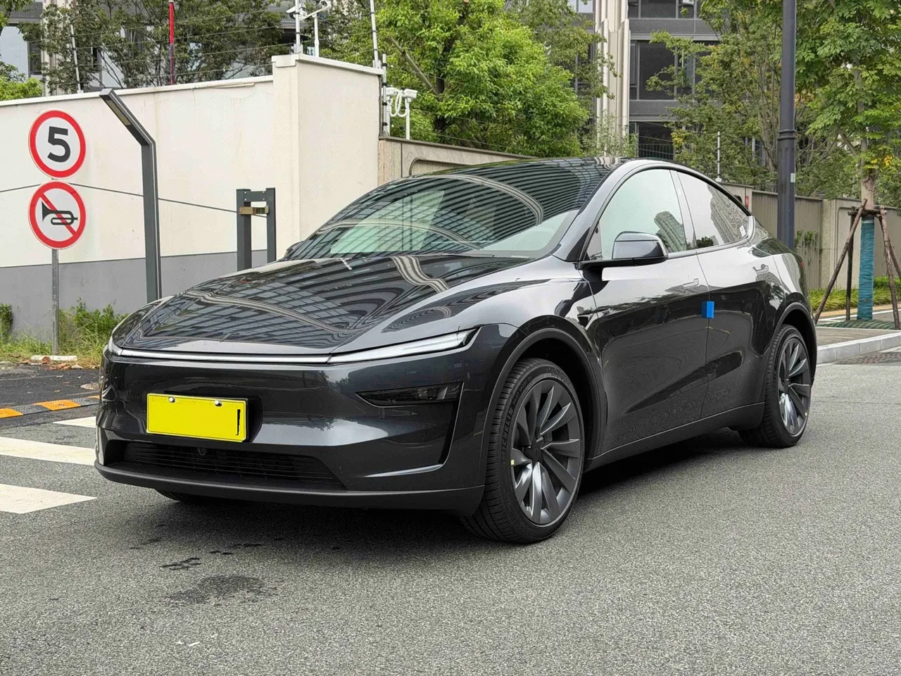 Open image lightbox: Tesla 2026 Model Y long endurance all-wheel drive version automatic transmission