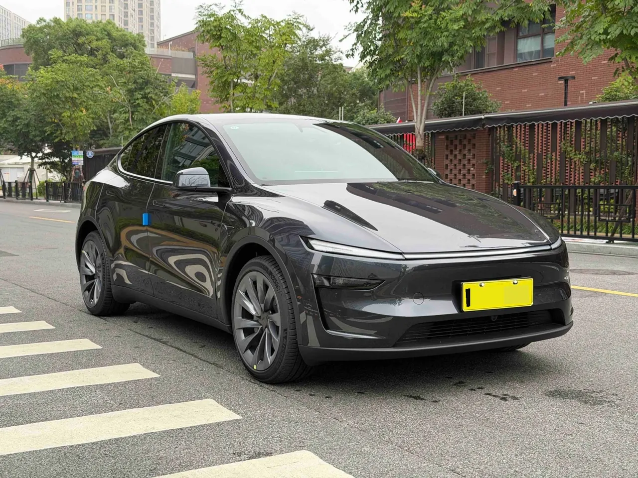 Tesla 2026 Model Y long endurance all-wheel drive version automatic transmission 3