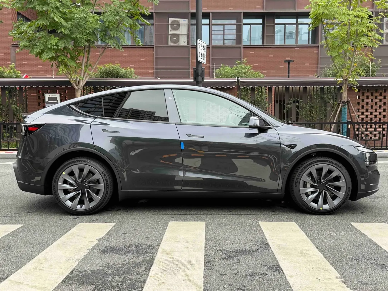 Tesla 2026 Model Y long endurance all-wheel drive version automatic transmission 8
