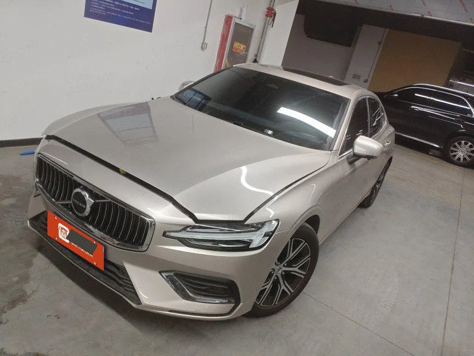 Open image lightbox: Volvo 2026 S60 48V 2.0T B4 Zhiyi Deluxe Edition Automatic Gear