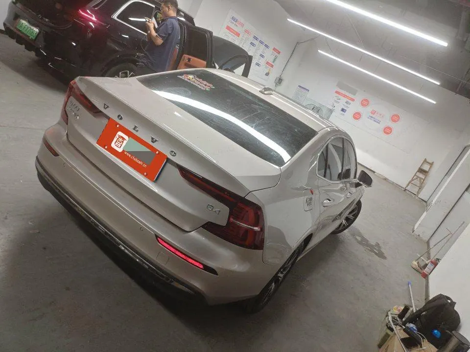 Volvo 2026 S60 48V 2.0T B4 Zhiyi Deluxe Edition Automatic Gear 2