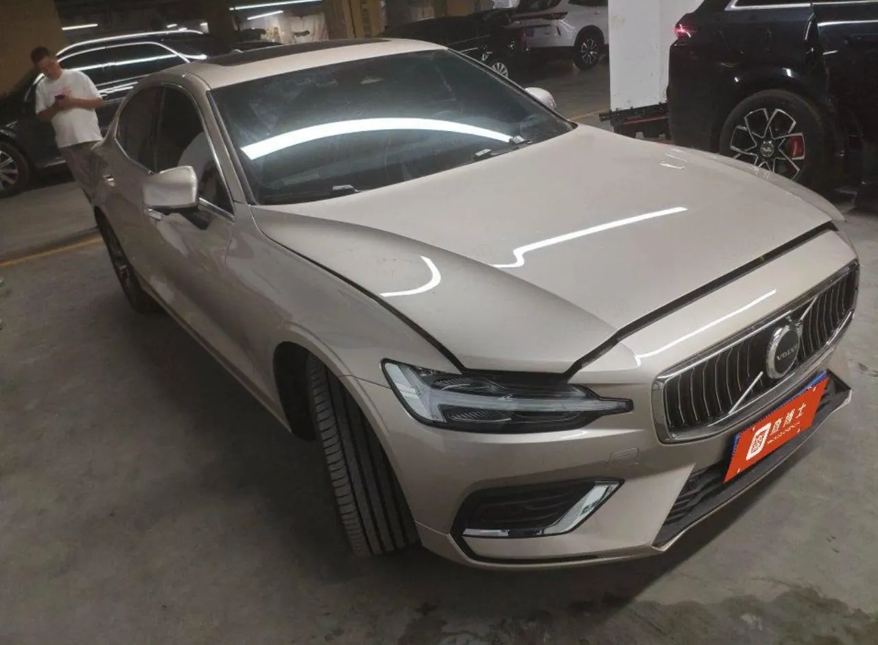 Volvo 2026 S60 48V 2.0T B4 Zhiyi Deluxe Edition Automatic Gear 4