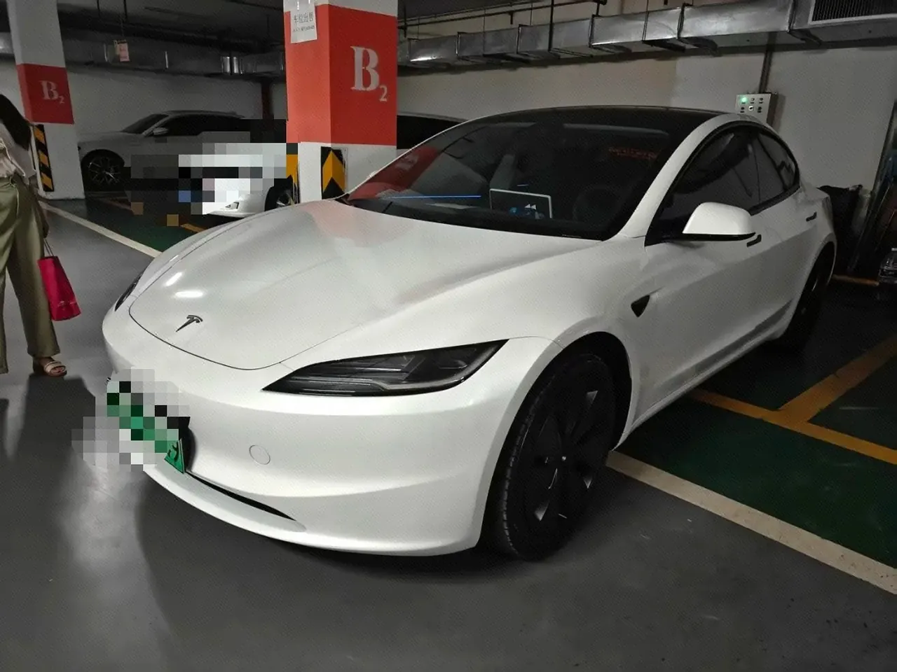 Open image lightbox: Tesla 2025 Model 3 rear-wheel drive version of automatic transmission
