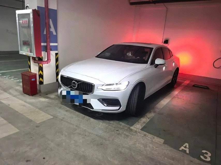 Open image lightbox: Volvo 2025 S60 48V 2.0T B4 Zhiyi Deluxe Edition Automatic Gear