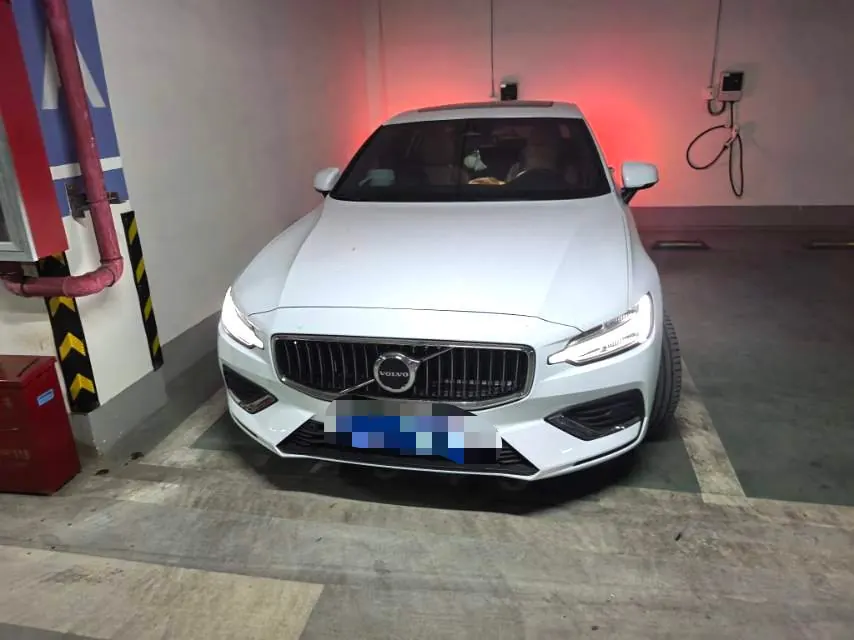 Volvo 2025 S60 48V 2.0T B4 Zhiyi Deluxe Edition Automatic Gear 2