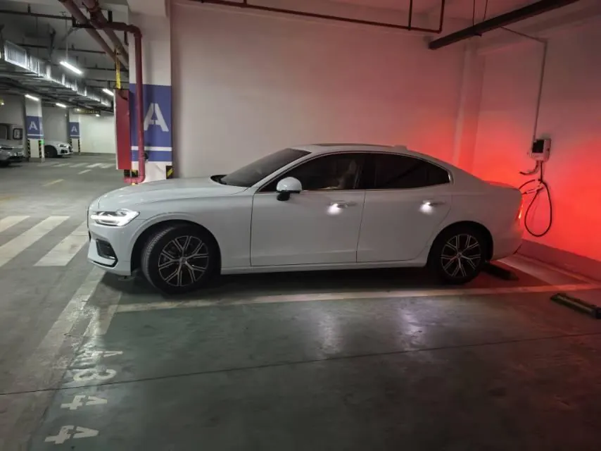 Volvo 2025 S60 48V 2.0T B4 Zhiyi Deluxe Edition Automatic Gear 3