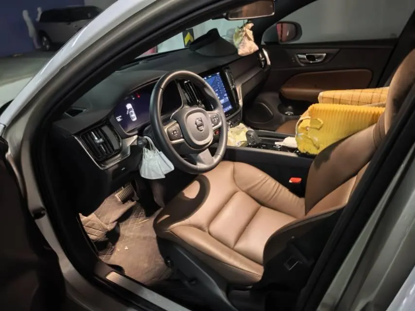 Volvo 2025 S60 48V 2.0T B4 Zhiyi Deluxe Edition Automatic Gear 4