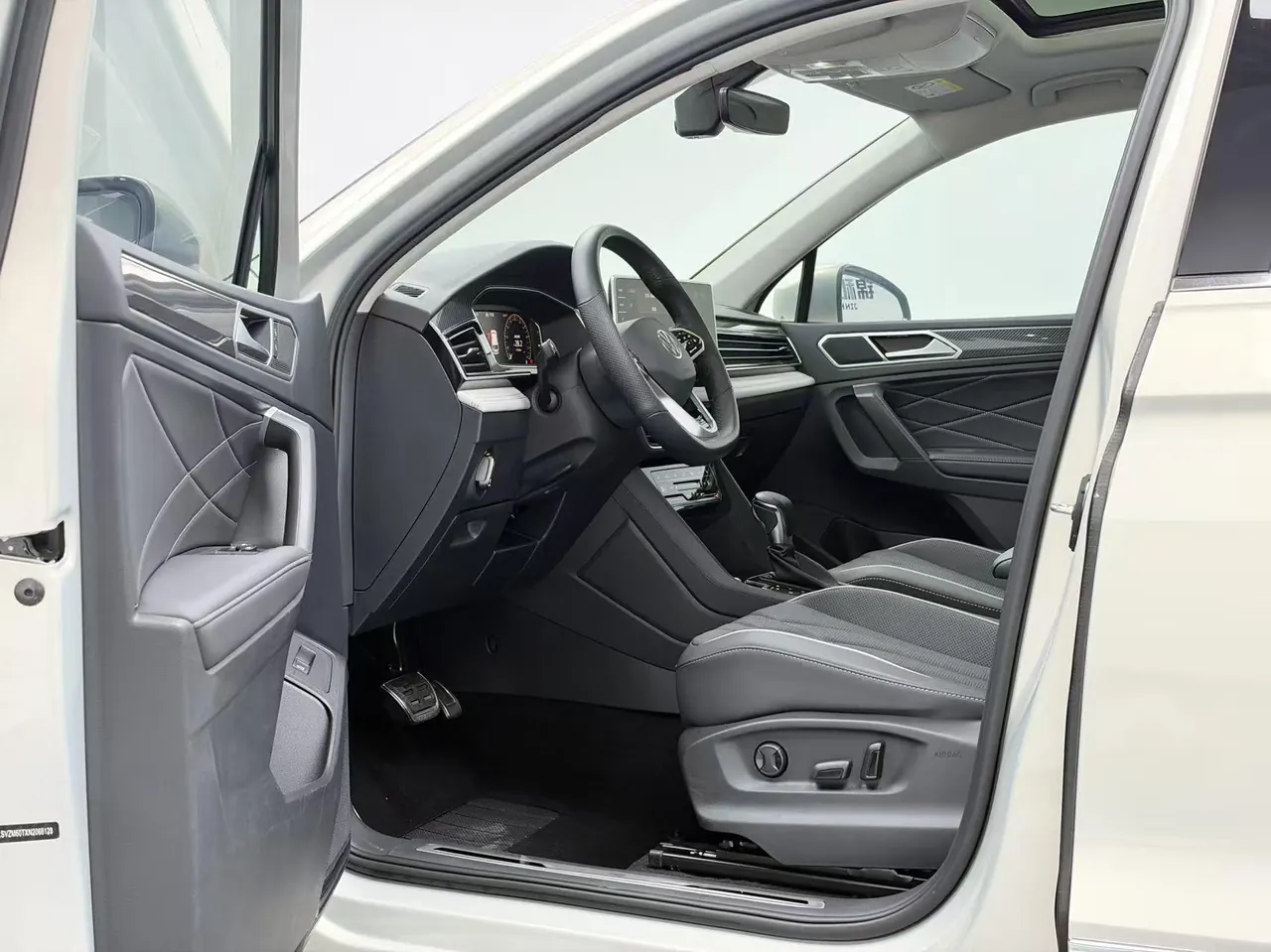 Volkswagen 2022 Tiguan L R-Line 2.0TSI 330TSI Two-Drive R-Line Overdrive Automatic Gear 3