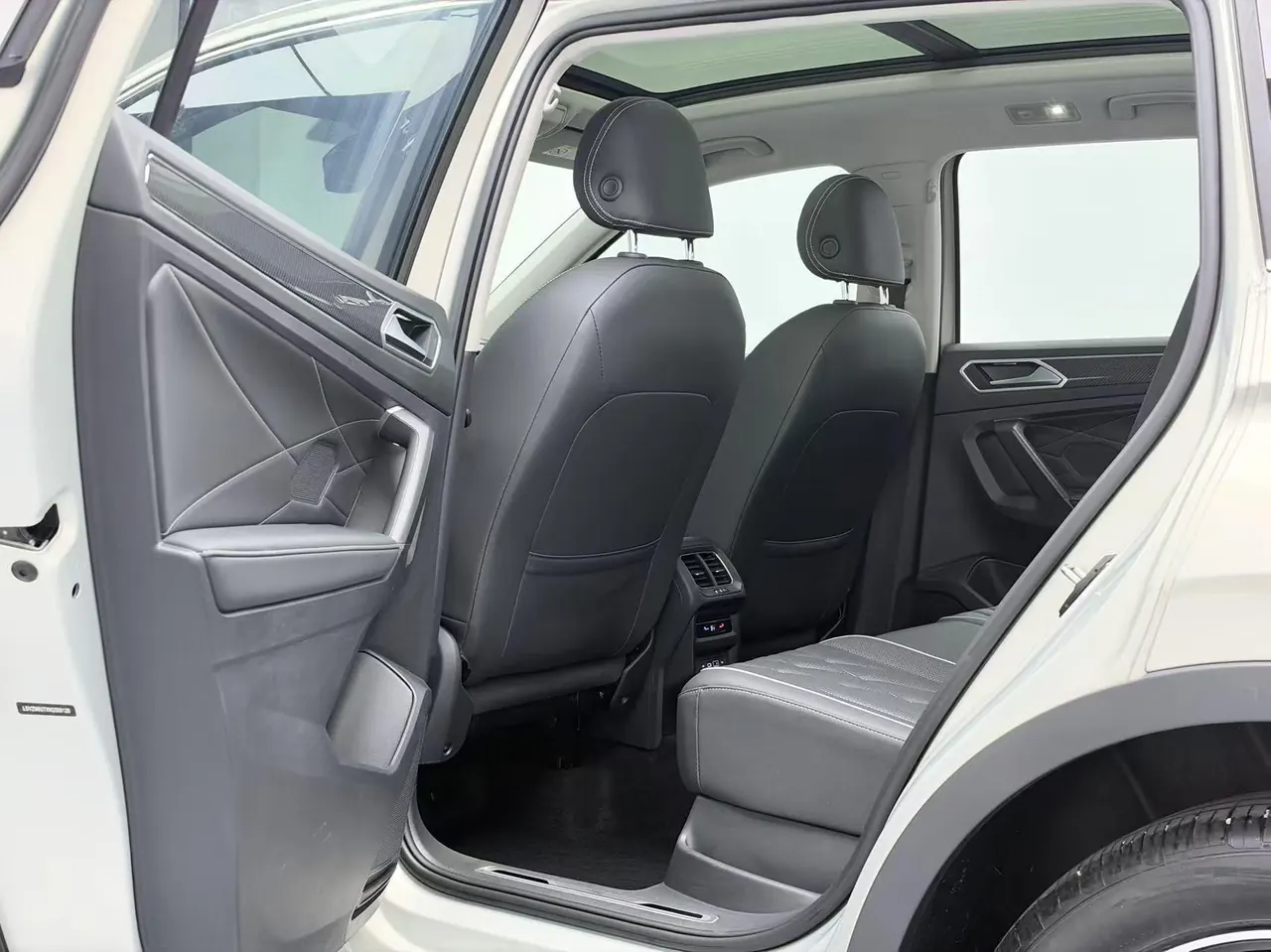 Volkswagen 2022 Tiguan L R-Line 2.0TSI 330TSI Two-Drive R-Line Overdrive Automatic Gear 6