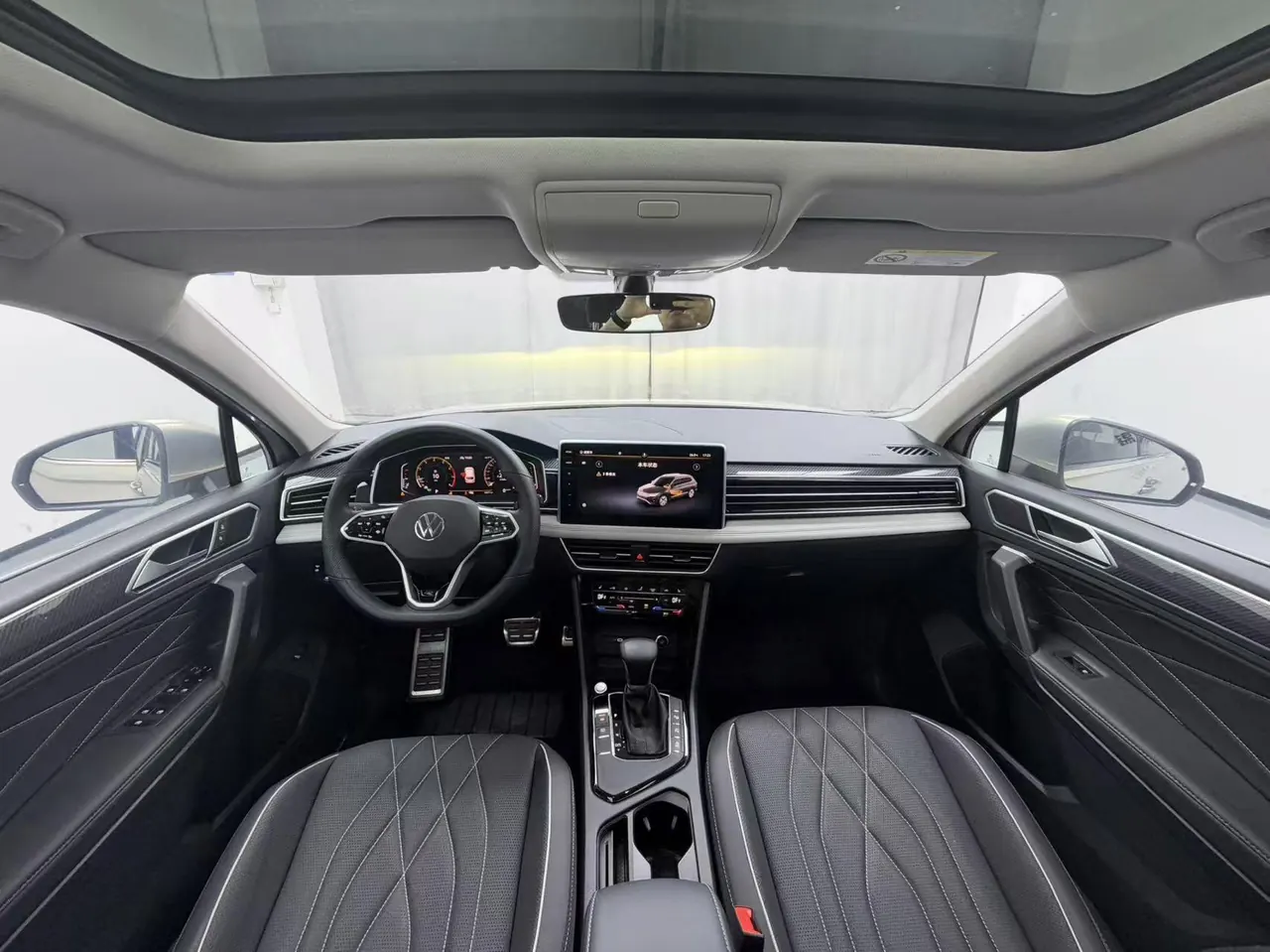 Volkswagen 2022 Tiguan L R-Line 2.0TSI 330TSI Two-Drive R-Line Overdrive Automatic Gear 7