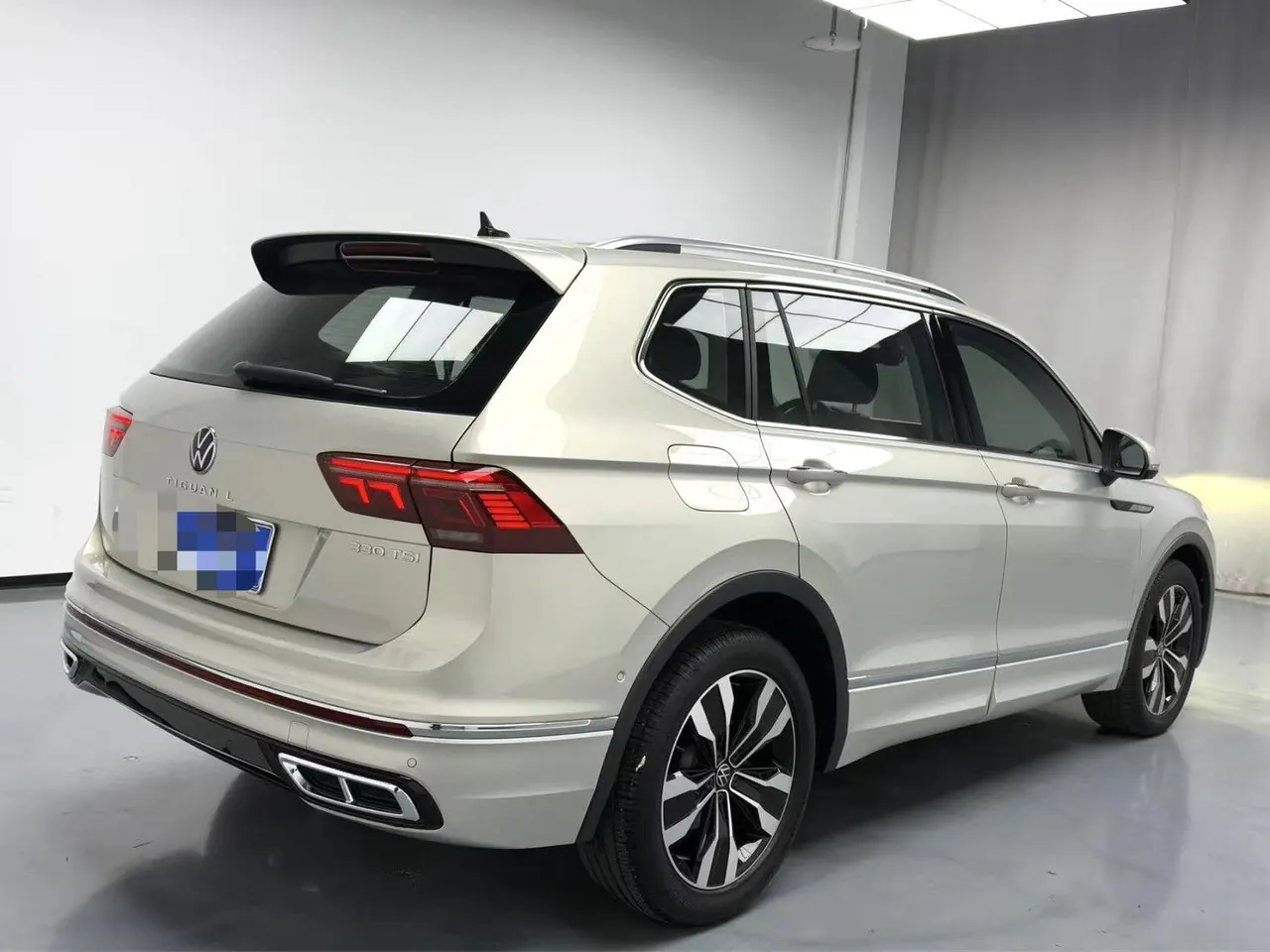Volkswagen 2022 Tiguan L R-Line 2.0TSI 330TSI Two-Drive R-Line Overdrive Automatic Gear 9