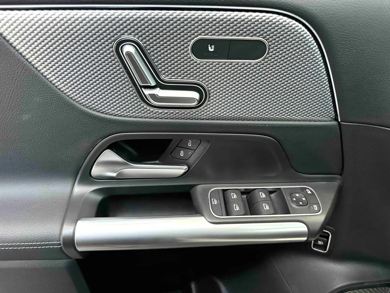Mercedes Benz 2022 GLA 180 1.3T automatic gear 5