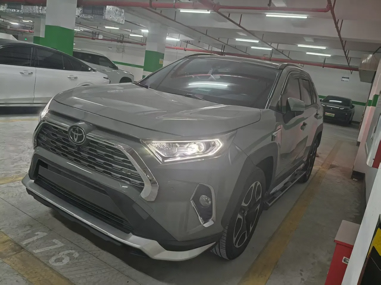 Открыть галерею: Toyota 2020 RAV4 RongFang 2.0 Stepless Four-wheel Drive Premium Edition Automatic Gear