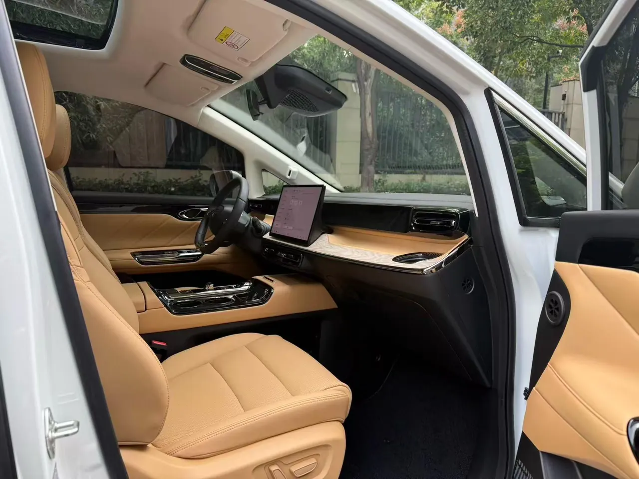 GAC Trumpchi 2024 E8 2.0 150km MAX Automatic Transmission 3