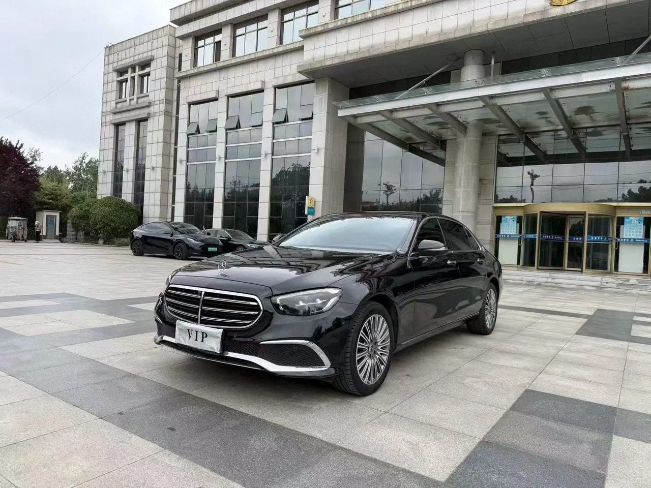 Открыть галерею: Mercedes Benz E Class 2023 E 260 L 2.0T Automatic