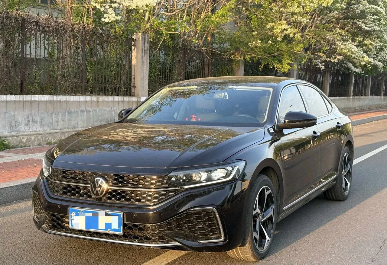 Open image lightbox: Volkswagen 2024 Passat 2.0TSI 380TSI Star Dragon Edition Automatic Gear