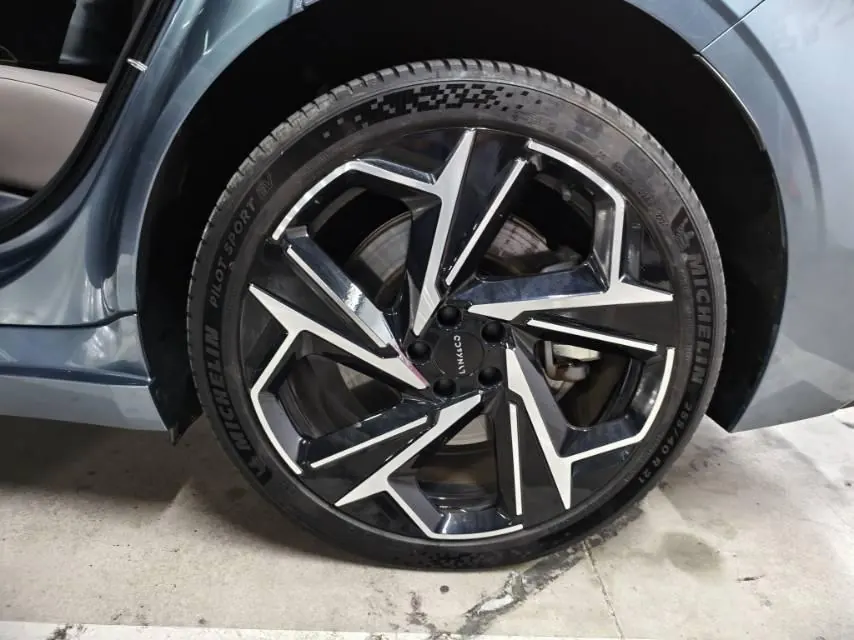 LYNK&amp;CO 2024 LYNK&amp;CO Z10 95kWh 702km four-wheel drive intelligent driving Ultra automatic gear 8