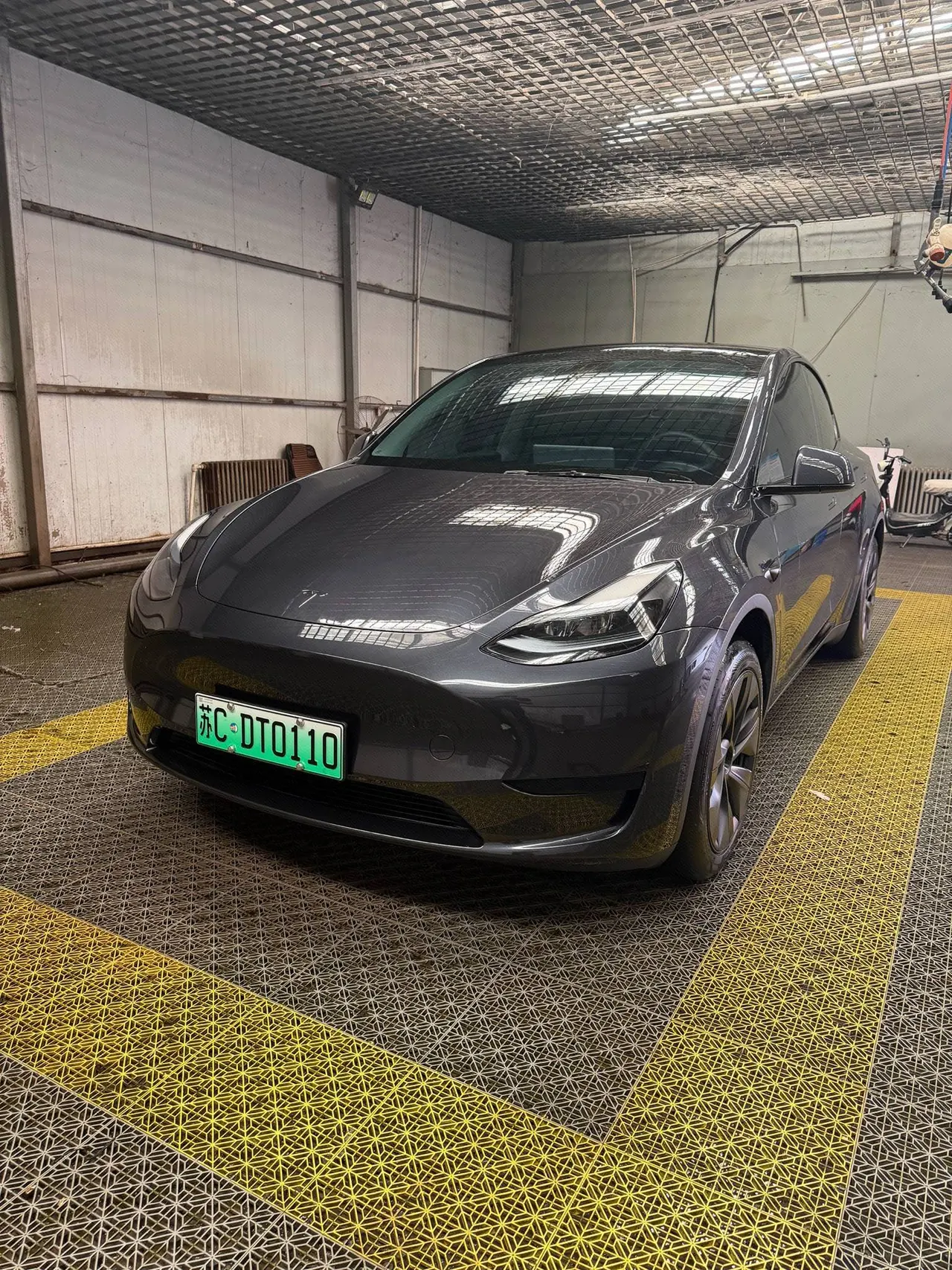 Open image lightbox: Tesla 2024 Model Y rear-wheel drive version automatic transmission
