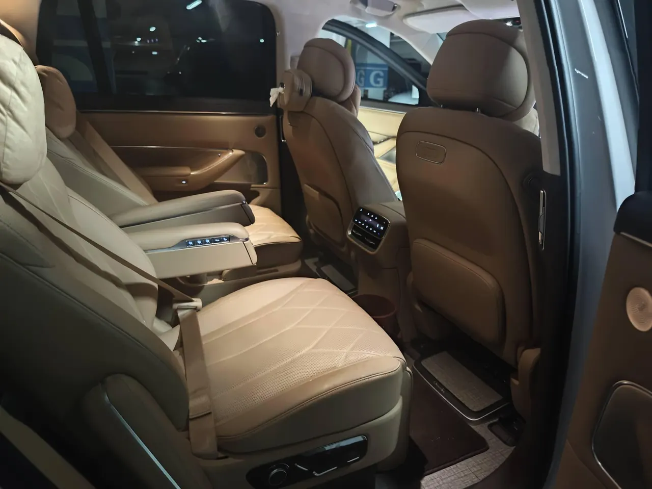 AITO 2025 AITO M8 Ultra 53.4kWh 6-seat automatic gear 4