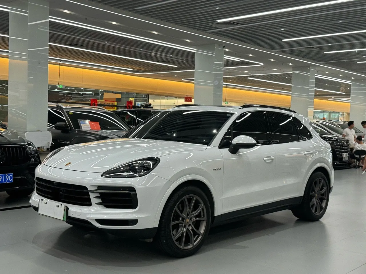 Porsche Cayenne New Energy (Imported) 2022 Cayenne Oil and Electric Hybrid 2.0T Platinum Automatic Gear - View 1