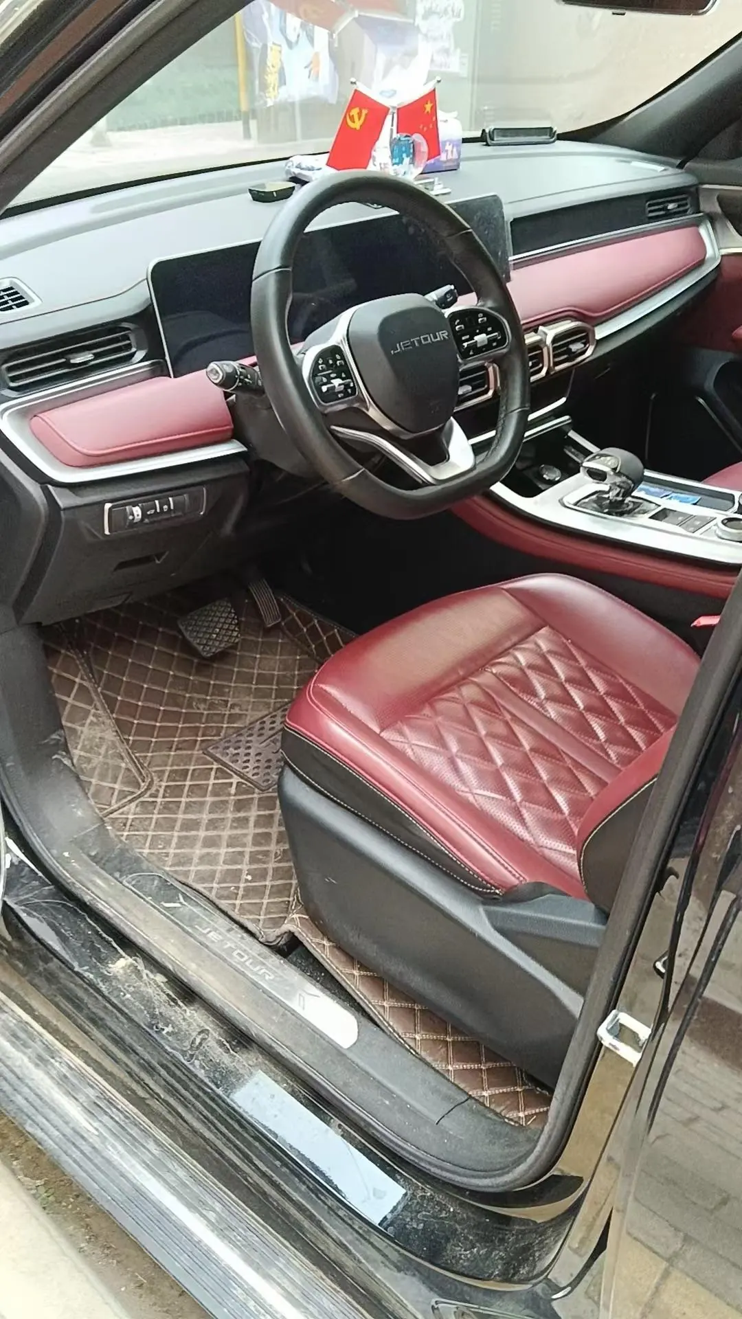 打开图片灯箱:Jetour 2025 X70 PLUS 1.5T Deluxe Surging Edition 7-seat Automatic Gear