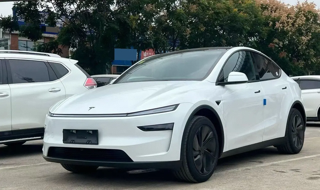 Открыть галерею: Tesla 2026 Model Y Long Range Rear-Wheel-Drive Automatic