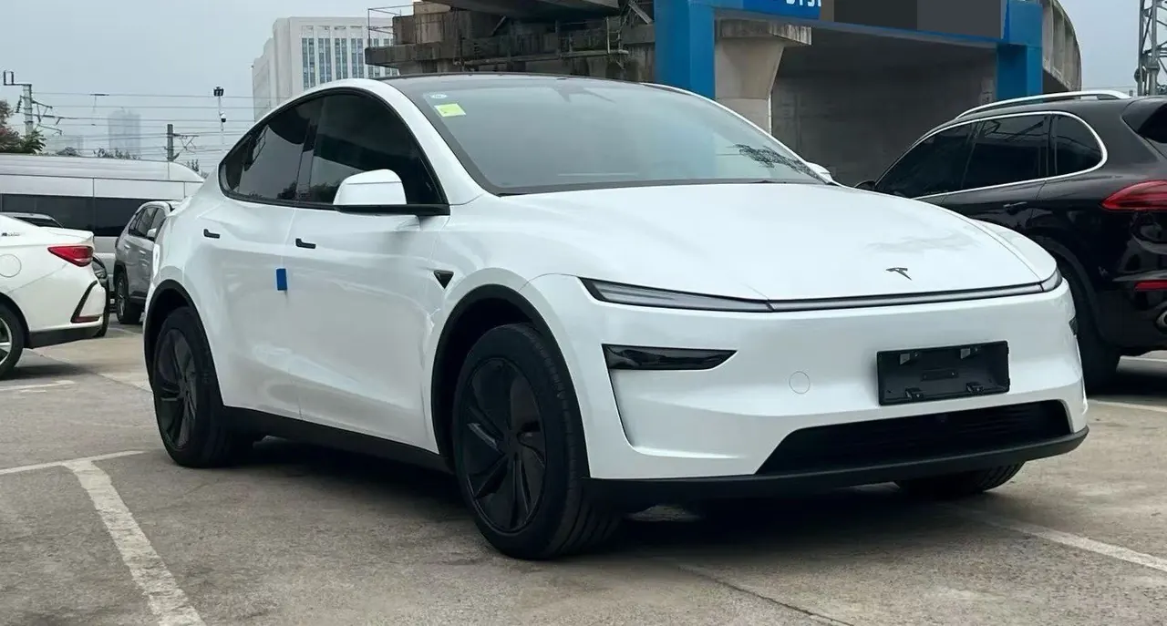 Tesla 2026 Model Y Long Range Rear-Wheel-Drive Automatic 3