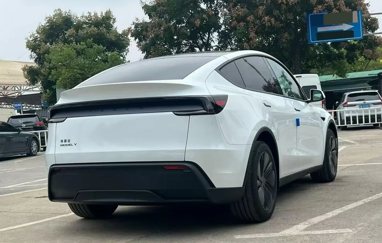 Tesla 2026 Model Y Long Range Rear-Wheel-Drive Automatic 7
