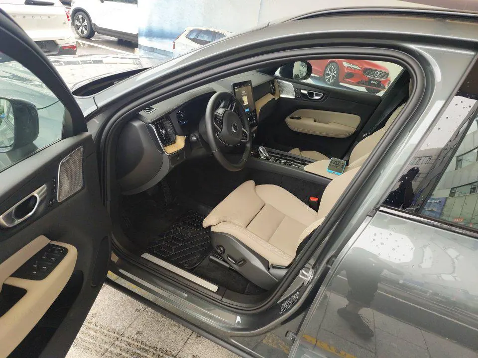 Volvo 2026 XC60 48V 2.0T B5 4WD Zhiyuan Sports Edition Automatic Gear 2