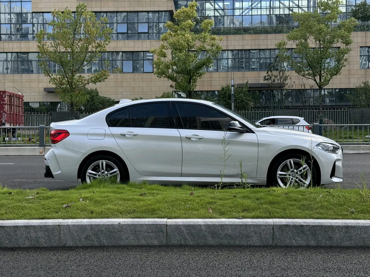 BMW 1 Series 2021 120i 1.5T M Sport Night Edition (facelift) Automatic 16